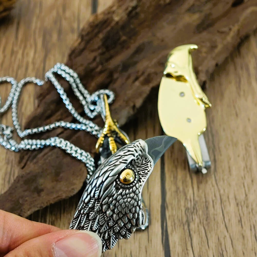 The golden eagle head necklace has a message starter function and is suitable for daily wear.