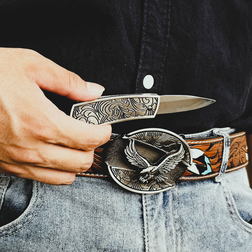 Cinturón con plumas en relieve y hebilla